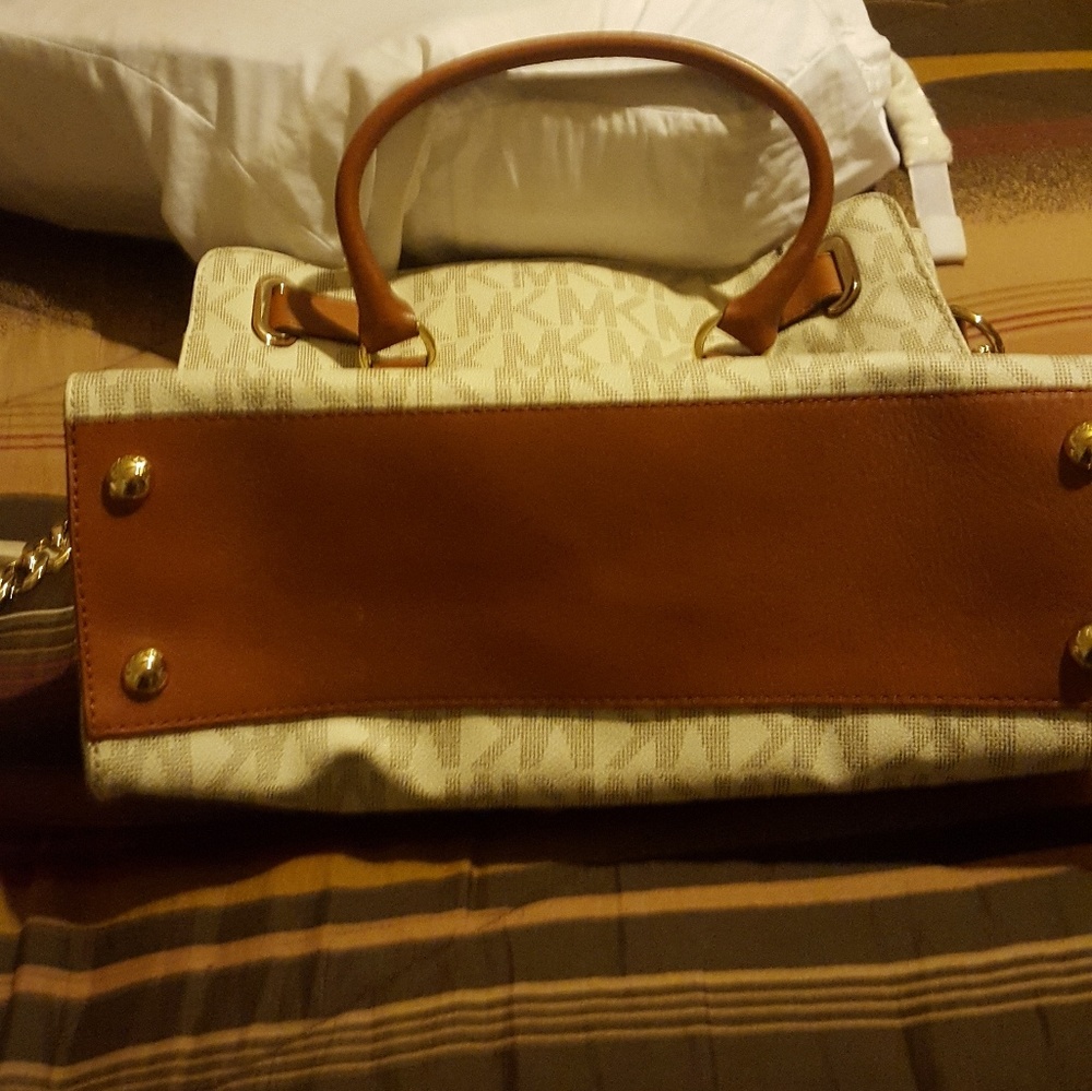 To big for me to carry i like crossbody - Picture 4 of 4